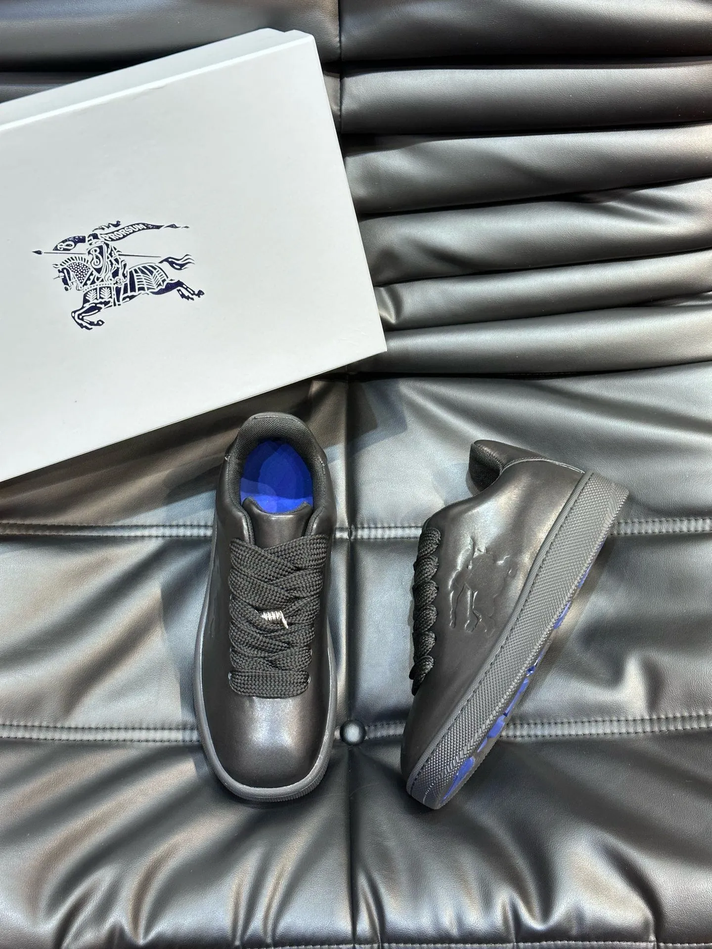 Factory price: 500💰Burberry Box series👫Thick-soled casual sports shoes for couples, cool sneakers and bread shoes, purchased and developed from the original version, the top version of the Box series sports shoes, made of original plaid/knitted fabric, embellished with embossed Equestrian Knight logo (EKD). Made of mesh lining, the laces are decorated with metal coils, the rubber sole is decorated with the Burberry letter logo, and the original molded 3.5CM two-color T men's shoe 💰U outsole! Code number: 35-45 (35-45 customized)